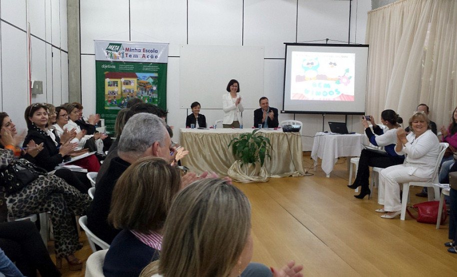 Os chefes dos 32 Núcleos Regionais de Educação do Paraná estão reunidos nesta terça (6) e quarta-feira (7) para discutir o planejamento educacional de 2016. As reuniões são em Curitiba, na sede do Núcleo Regional da Área Metropolitana Norte, no bairro Santa Cândida, e na Secretaria de Estado da Educação, na Vila Izabel.