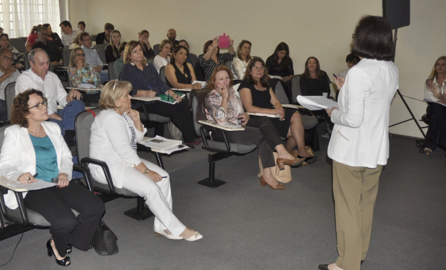 Os chefes dos 32 Núcleos Regionais de Educação do Paraná estão reunidos nesta terça (6) e quarta-feira (7) para discutir o planejamento educacional de 2016. As reuniões são em Curitiba, na sede do Núcleo Regional da Área Metropolitana Norte, no bairro Santa Cândida, e na Secretaria de Estado da Educação, na Vila Izabel.