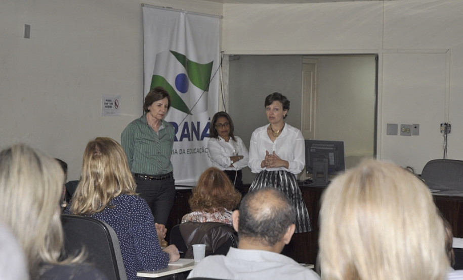 Os chefes dos 32 Núcleos Regionais de Educação do Paraná estão reunidos nesta terça (6) e quarta-feira (7) para discutir o planejamento educacional de 2016. As reuniões são em Curitiba, na sede do Núcleo Regional da Área Metropolitana Norte, no bairro Santa Cândida, e na Secretaria de Estado da Educação, na Vila Izabel.