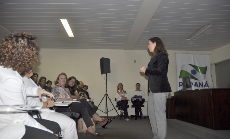 Os chefes dos 32 Núcleos Regionais de Educação do Paraná estão reunidos nesta terça (6) e quarta-feira (7) para discutir o planejamento educacional de 2016. As reuniões são em Curitiba, na sede do Núcleo Regional da Área Metropolitana Norte, no bairro Santa Cândida, e na Secretaria de Estado da Educação, na Vila Izabel.