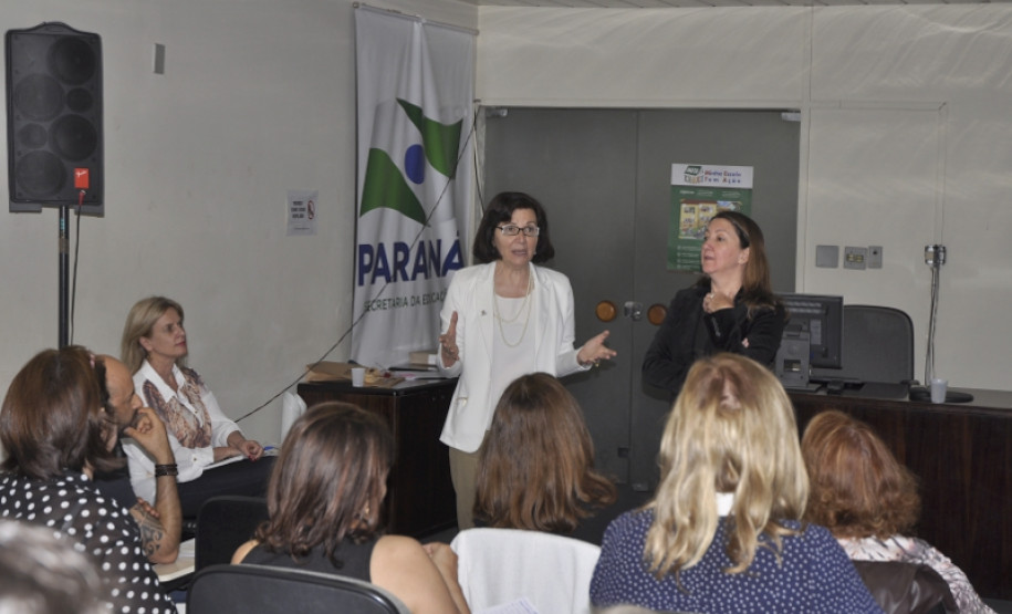 Os chefes dos 32 Núcleos Regionais de Educação do Paraná estão reunidos nesta terça (6) e quarta-feira (7) para discutir o planejamento educacional de 2016. As reuniões são em Curitiba, na sede do Núcleo Regional da Área Metropolitana Norte, no bairro Santa Cândida, e na Secretaria de Estado da Educação, na Vila Izabel.