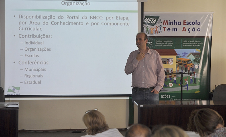 Os chefes dos 32 Núcleos Regionais de Educação do Paraná estão reunidos nesta terça (6) e quarta-feira (7) para discutir o planejamento educacional de 2016. As reuniões são em Curitiba, na sede do Núcleo Regional da Área Metropolitana Norte, no bairro Santa Cândida, e na Secretaria de Estado da Educação, na Vila Izabel.