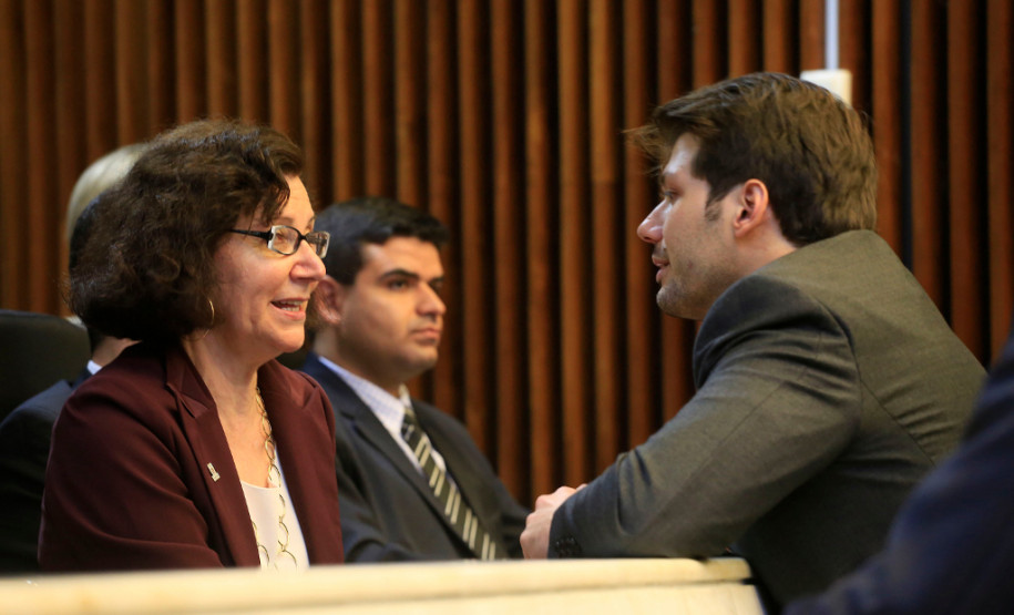 A eleição para diretores e diretores auxiliares das 2,1 mil escolas estaduais será direta, com voto não mais paritário, mas universal. O voto terá o mesmo peso para professores, funcionários, alunos maiores de 16 anos e pais de alunos menores, tornando o processo de escolha mais democrático.