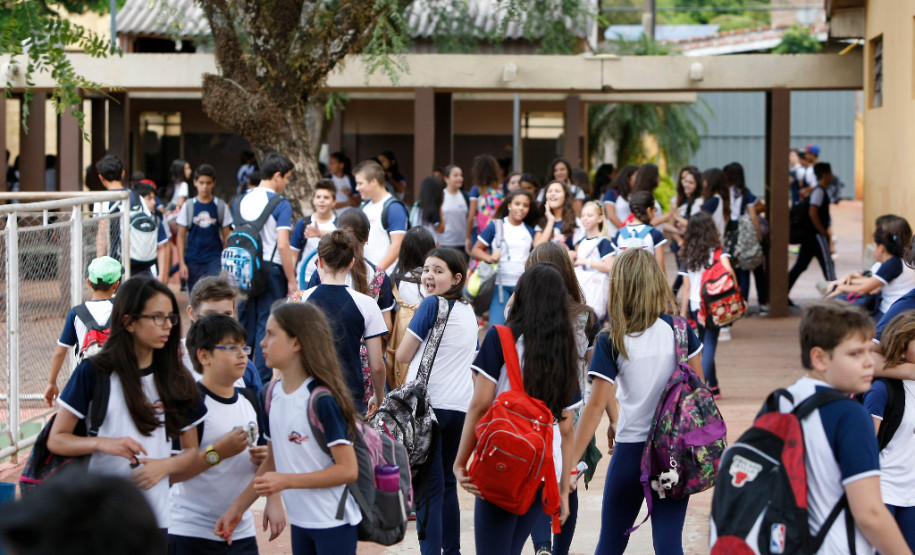 A eleição para diretores e diretores auxiliares das 2,1 mil escolas estaduais será direta, com voto não mais paritário, mas universal. O voto terá o mesmo peso para professores, funcionários, alunos maiores de 16 anos e pais de alunos menores, tornando o processo de escolha mais democrático.