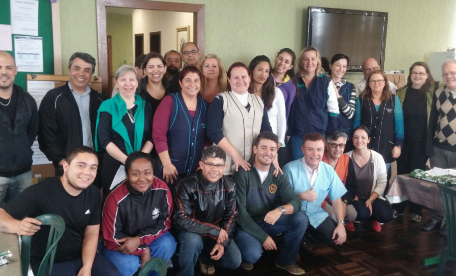 O Brasil comemora na quinta-feira, 15 de outubro, o dia do professor. O Paraná tem 74.283 professores na rede estadual - 52.353 do quadro próprio e 21.930 temporários (PSS). Eles são responsáveis por ensinar 1 milhão de alunos.