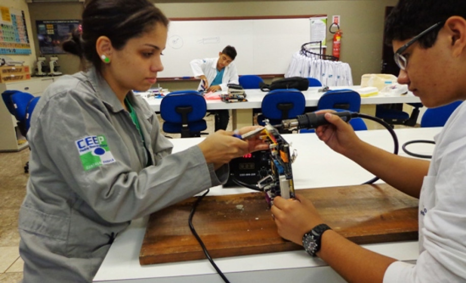 Os estudantes do curso técnico em Meio Ambiente do Centro Estadual de Educação Profissional (CEEP) Pedro Boaretto Neto, em Cascavel, no Oeste do Estado, já arrecadaram mais de oito toneladas de lixo eletrônico desde 2007.