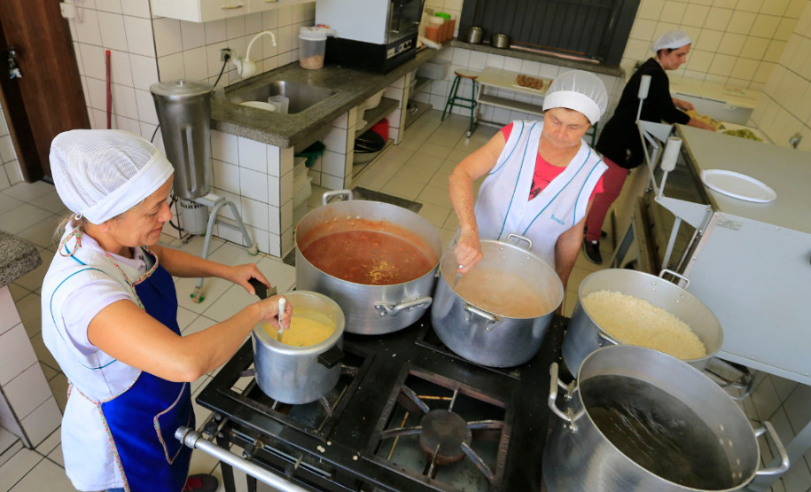 Merenda oferecida aos alunos, no Colégio Estadual Elza Schewder Moro, em São José dos Pinhais.
São José dos Pinhais, 02-10-15.