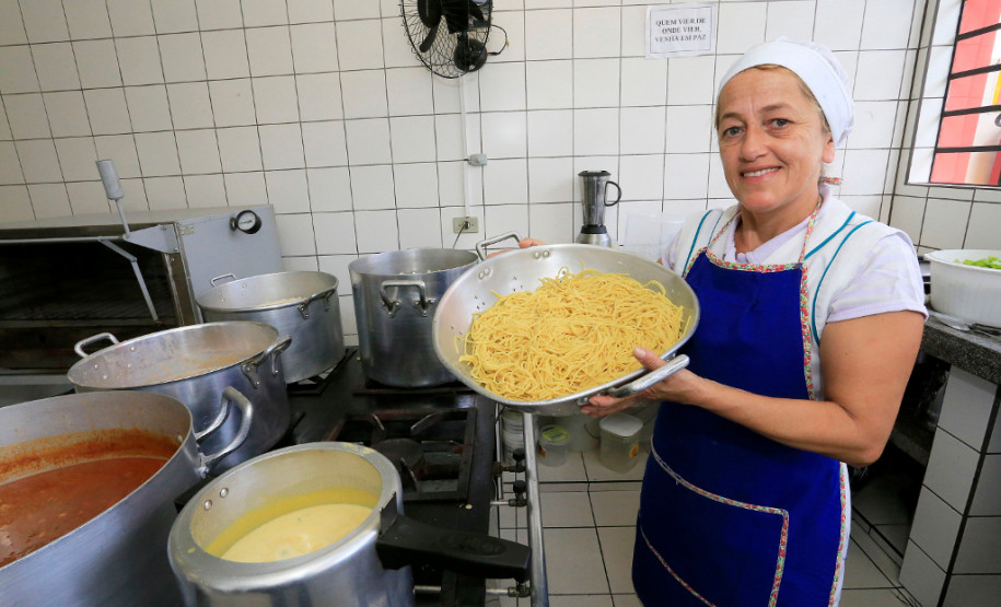 Merenda oferecida aos alunos, no Colégio Estadual Elza Schewder Moro, em São José dos Pinhais. N/F: Rita Almeida, merendeira.
São José dos Pinhais, 02-10-15.