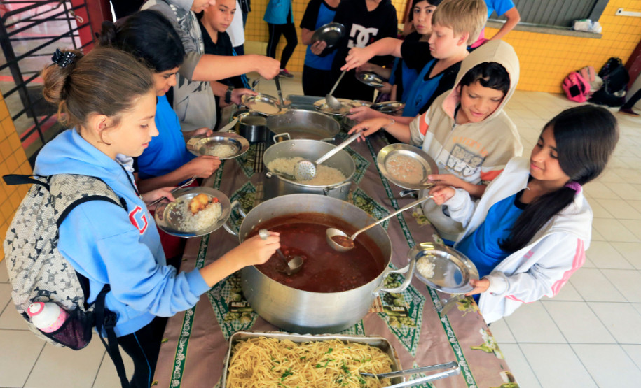 Merenda oferecida aos alunos, no Colégio Estadual Elza Schewder Moro, em São José dos Pinhais.
São José dos Pinhais, 02-10-15.
