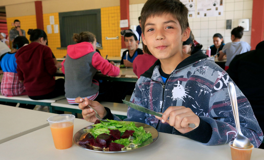 Merenda oferecida aos alunos, no Colégio Estadual Elza Schewder Moro, em São José dos Pinhais. N/F: Ivan Lima Jr.
São José dos Pinhais, 02-10-15.