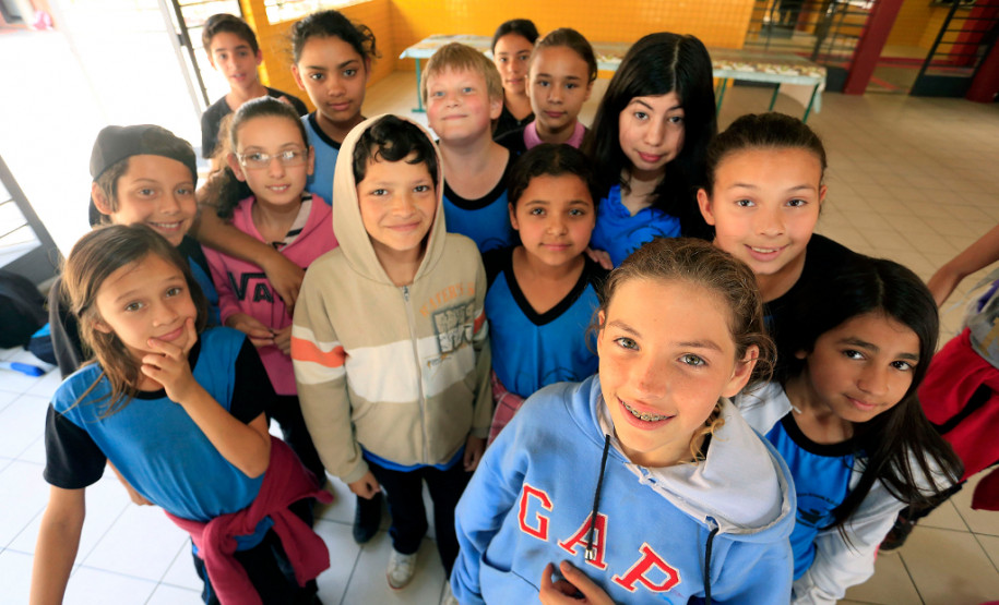 Merenda oferecida aos alunos, no Colégio Estadual Elza Schewder Moro, em São José dos Pinhais. N/F: Giovana de Souza (em primeiro plano).
São José dos Pinhais, 02-10-15.