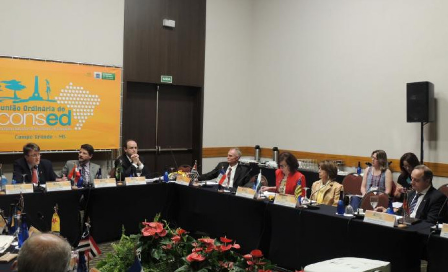 A secretária de Estado da Educação, professora Ana Seres, estará em Brasília nesta quarta-feira (14), a convite do Conselho Nacional de Secretários da Educação (Consed), para participar de uma reunião com o novo ministro da Educação, Aloizio Mercadante, que assumiu o cargo este mês, com a reforma ministerial. Essa será a primeira reunião de Mercadante com os secretários estaduais. Ana Seres representa o Paraná e é vice-presidente do Consed para a Região Sul.