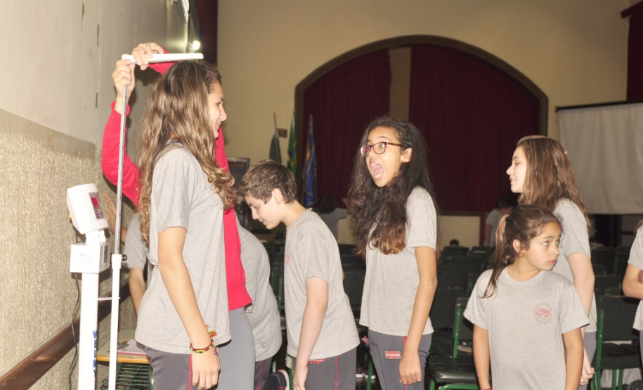 Os 1,1 milhão de alunos da rede estadual de ensino estão passando pela avaliação nutricional feita anualmente pela Secretaria de Estado da Educação do Paraná. Todos os estudantes da rede passam pela avaliação antropométrica. As medições de peso e altura começaram no dia 1º de outubro e seguem até o final do mês.