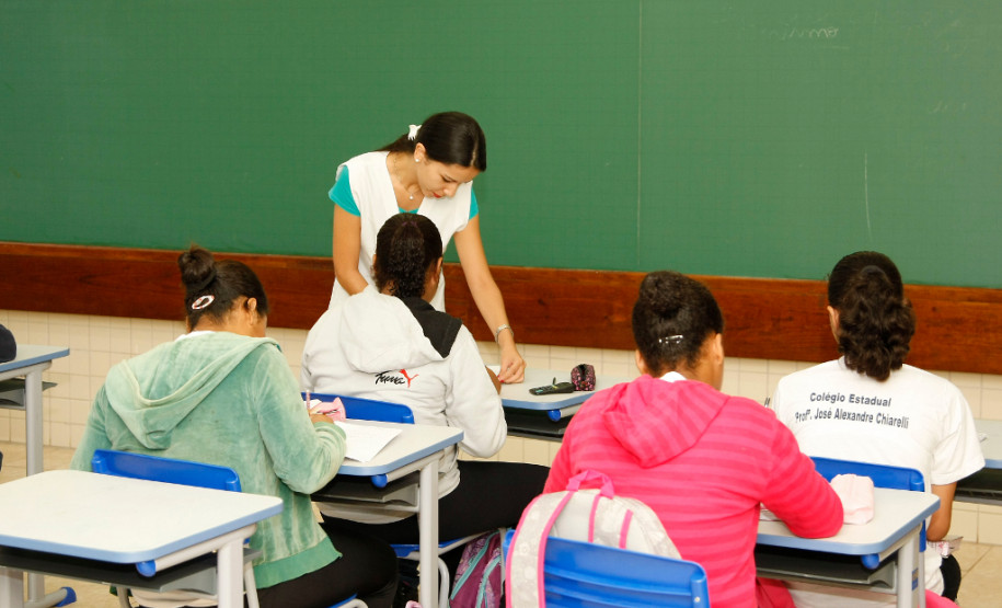 Esta quinta-feira, 15 de outubro, é um dia de comemoração, mas também de reflexão. Comemoração porque o calendário reserva a nós, professores, esta data como homenagem. Ter o privilégio de educar é a tarefa mais nobre que alguém pode almejar.