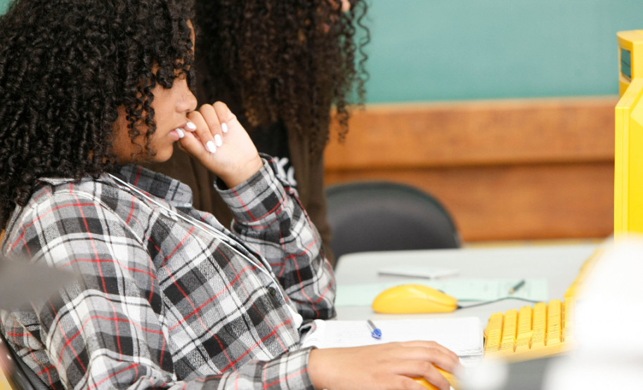 Escolas da rede estadual preparam alunos para o Enem Em São José dos Pinhais, na Região Metropolitana de Curitiba (RMC), cerca de 70 alunos do Colégio Estadual Ipê participam, uma vez por semana, de atividades extras para a revisão dos conteúdos de História, no período da manhã e à noite.