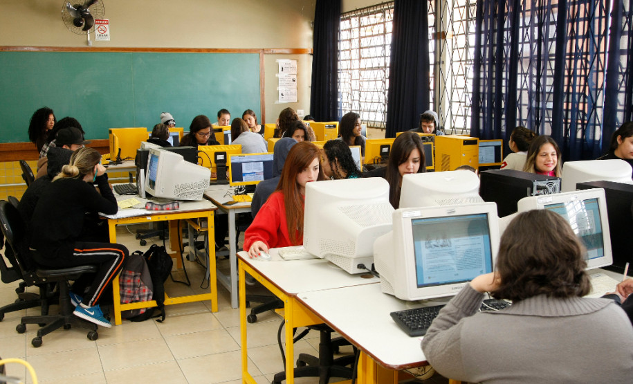 Escolas da rede estadual preparam alunos para o Enem Em São José dos Pinhais, na Região Metropolitana de Curitiba (RMC), cerca de 70 alunos do Colégio Estadual Ipê participam, uma vez por semana, de atividades extras para a revisão dos conteúdos de História, no período da manhã e à noite.