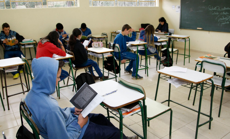 O orçamento da Secretaria estadual da Educação terá R$ 7,6 bilhões para 2016, volume maior de recursos que o previsto inicialmente para este ano, de R$ 6,3 bilhões. Do orçamento da secretaria para o próximo ano, cerca de 85% será destinado à folha de pagamentos, o equivalente a R$ 6,6 bilhões. Isso porque a área concentra a maior parte dos servidores do Estado, quase 100 mil pessoas, entre professores e funcionários.