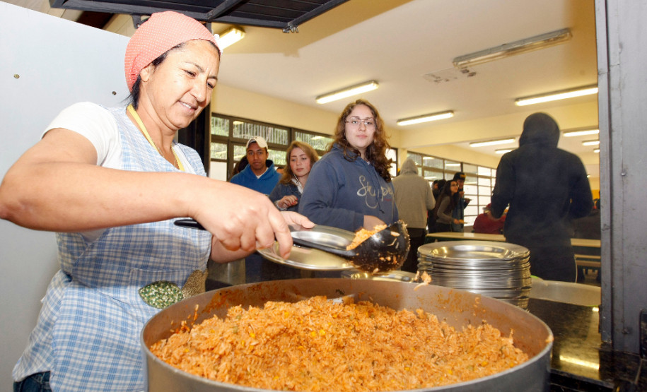O orçamento da Secretaria estadual da Educação terá R$ 7,6 bilhões para 2016, volume maior de recursos que o previsto inicialmente para este ano, de R$ 6,3 bilhões. Do orçamento da secretaria para o próximo ano, cerca de 85% será destinado à folha de pagamentos, o equivalente a R$ 6,6 bilhões. Isso porque a área concentra a maior parte dos servidores do Estado, quase 100 mil pessoas, entre professores e funcionários.