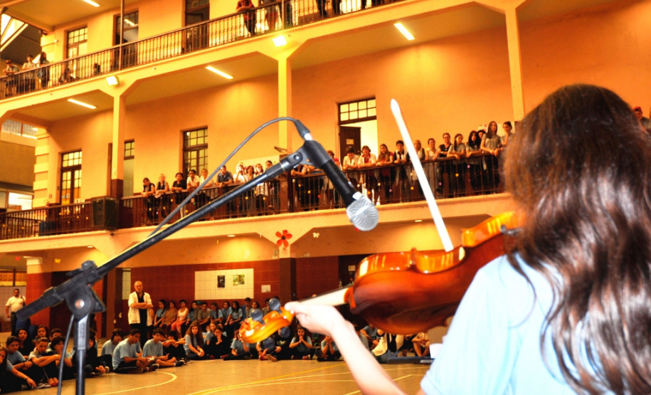 O show musical contou com uma aluna recém-chegada à escola. Cloud Alsaad, de 11 anos, está na 6ª série e estuda há dois meses no colégio. Ela veio com a família da cidade de Daraa, fugindo da guerra civil que assola a Síria. Cloud toca violino e já consegue se comunicar em português.