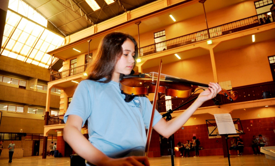 O show musical contou com uma aluna recém-chegada à escola. Cloud Alsaad, de 11 anos, está na 6ª série e estuda há dois meses no colégio. Ela veio com a família da cidade de Daraa, fugindo da guerra civil que assola a Síria. Cloud toca violino e já consegue se comunicar em português.