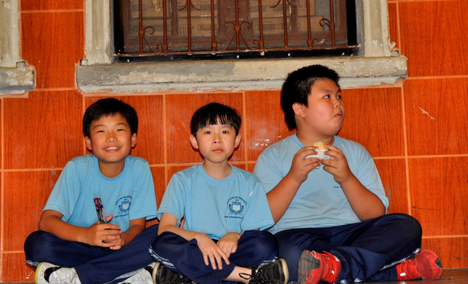 O dia do professor, celebrado nesta quinta-feira (15), foi de muitas homenagens no Instituto de Educação do Paraná Professor Erasmo Pilotto, em Curitiba. Os alunos se organizaram e fizeram apresentações de música, dança e teatro.