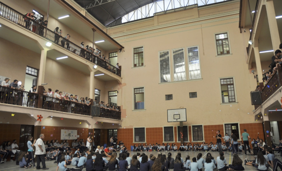 O dia do professor, celebrado nesta quinta-feira (15), foi de muitas homenagens no Instituto de Educação do Paraná Professor Erasmo Pilotto, em Curitiba. Os alunos se organizaram e fizeram apresentações de música, dança e teatro.