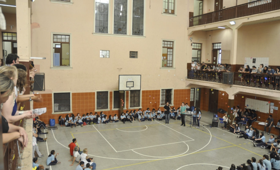 O dia do professor, celebrado nesta quinta-feira (15), foi de muitas homenagens no Instituto de Educação do Paraná Professor Erasmo Pilotto, em Curitiba. Os alunos se organizaram e fizeram apresentações de música, dança e teatro.
