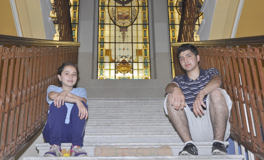 A menina síria não é a única aluna estrangeira no Instituto de Educação. O primo dela, Philip Wakas, 17 anos, está no 2º ano, e estuda desde fevereiro na escola. “É mais ou menos difícil falar o português, mas o Brasil é muito bom. Estamos gostando de morar aqui”, disse ele. 
Curitiba, 15/10/2015.
Foto: Divulgação SEED