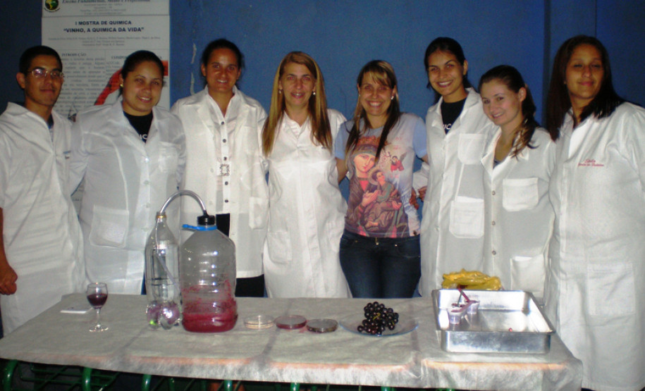 Em Apucarana, estudantes do Colégio Estadual Alberto Santos Dumont apresentam trabalhos desenvolvidos durante curso técnico em Química.