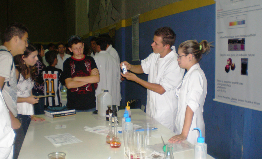 Em Apucarana, estudantes do Colégio Estadual Alberto Santos Dumont apresentam trabalhos desenvolvidos durante curso técnico em Química.