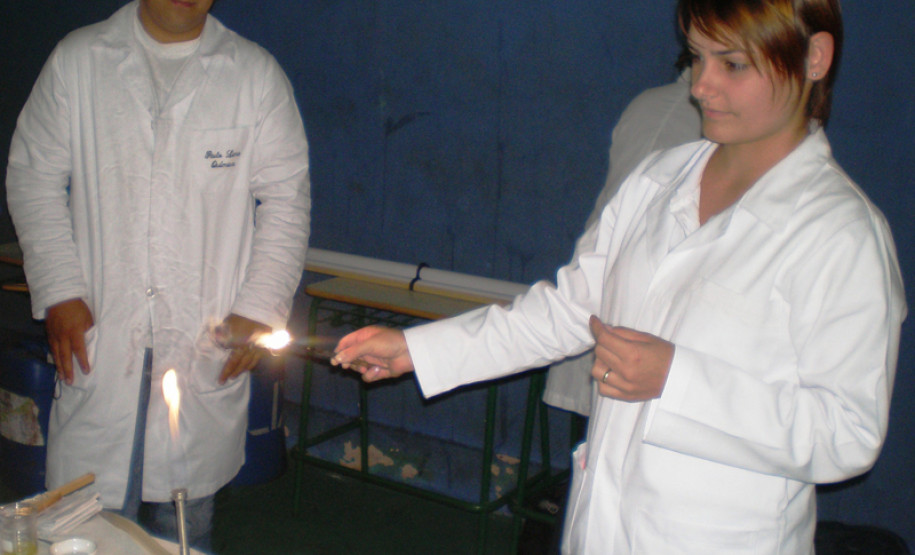 Em Apucarana, estudantes do Colégio Estadual Alberto Santos Dumont apresentam trabalhos desenvolvidos durante curso técnico em Química.
