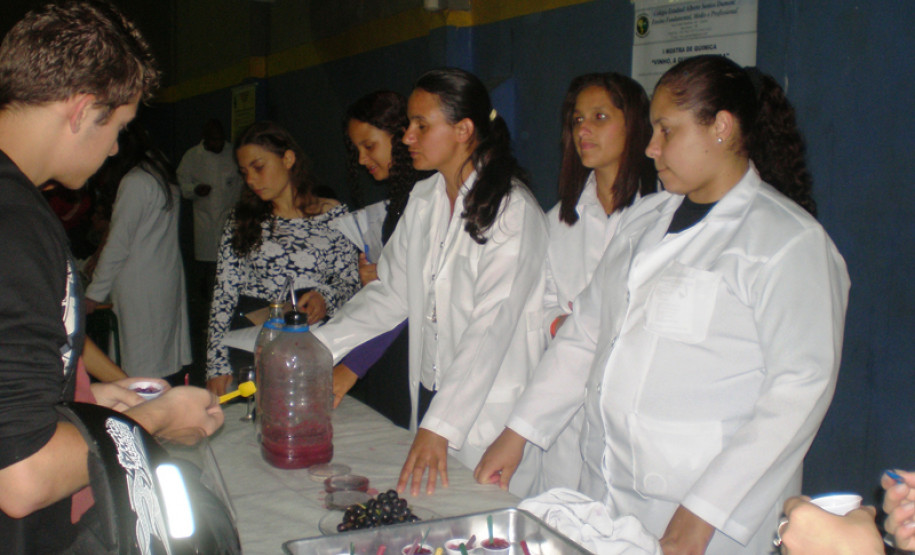 Em Apucarana, estudantes do Colégio Estadual Alberto Santos Dumont apresentam trabalhos desenvolvidos durante curso técnico em Química.