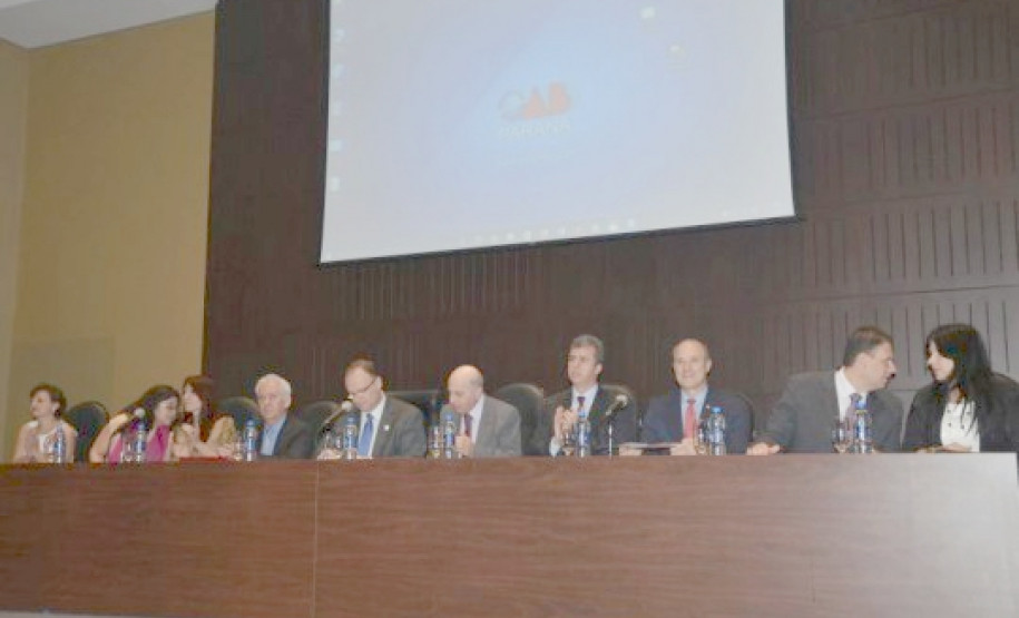 Representantes da Ordem dos Advogados do Brasil (OAB), Ministério Público (MP), Secretaria da Educação do Paraná (SEED) e pesquisadores iniciaram, na quinta-feira (15), a campanha de conscientização contra a violência de gênero. O Seminário Regional Violência de Gênero: Desafios para o campo dos Direitos Humanos foi realizado na sede da OAB-PR, em Curitiba. A superintendente da Educação, Fabiana Campos, representou a SEED no seminário.