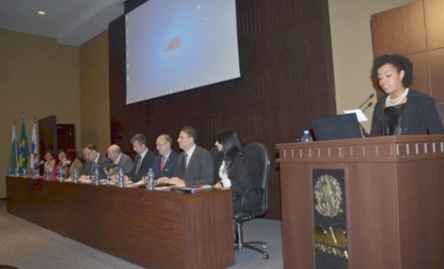 Representantes da Ordem dos Advogados do Brasil (OAB), Ministério Público (MP), Secretaria da Educação do Paraná (SEED) e pesquisadores iniciaram, na quinta-feira (15), a campanha de conscientização contra a violência de gênero. O Seminário Regional Violência de Gênero: Desafios para o campo dos Direitos Humanos foi realizado na sede da OAB-PR, em Curitiba. A superintendente da Educação, Fabiana Campos, representou a SEED no seminário.
