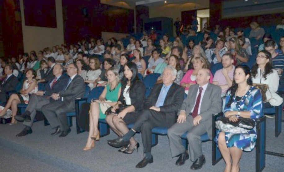 Representantes da Ordem dos Advogados do Brasil (OAB), Ministério Público (MP), Secretaria da Educação do Paraná (SEED) e pesquisadores iniciaram, na quinta-feira (15), a campanha de conscientização contra a violência de gênero. O Seminário Regional Violência de Gênero: Desafios para o campo dos Direitos Humanos foi realizado na sede da OAB-PR, em Curitiba. A superintendente da Educação, Fabiana Campos, representou a SEED no seminário.