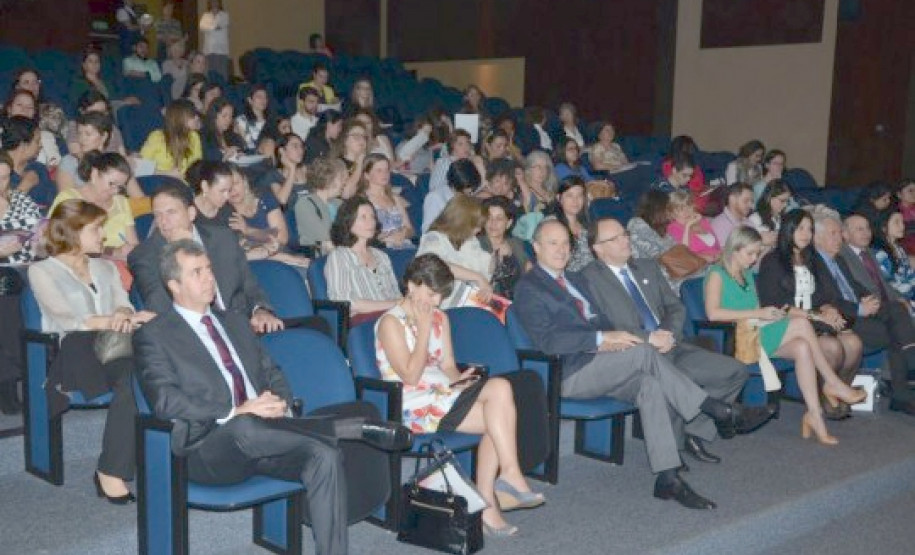 Representantes da Ordem dos Advogados do Brasil (OAB), Ministério Público (MP), Secretaria da Educação do Paraná (SEED) e pesquisadores iniciaram, na quinta-feira (15), a campanha de conscientização contra a violência de gênero. O Seminário Regional Violência de Gênero: Desafios para o campo dos Direitos Humanos foi realizado na sede da OAB-PR, em Curitiba. A superintendente da Educação, Fabiana Campos, representou a SEED no seminário.