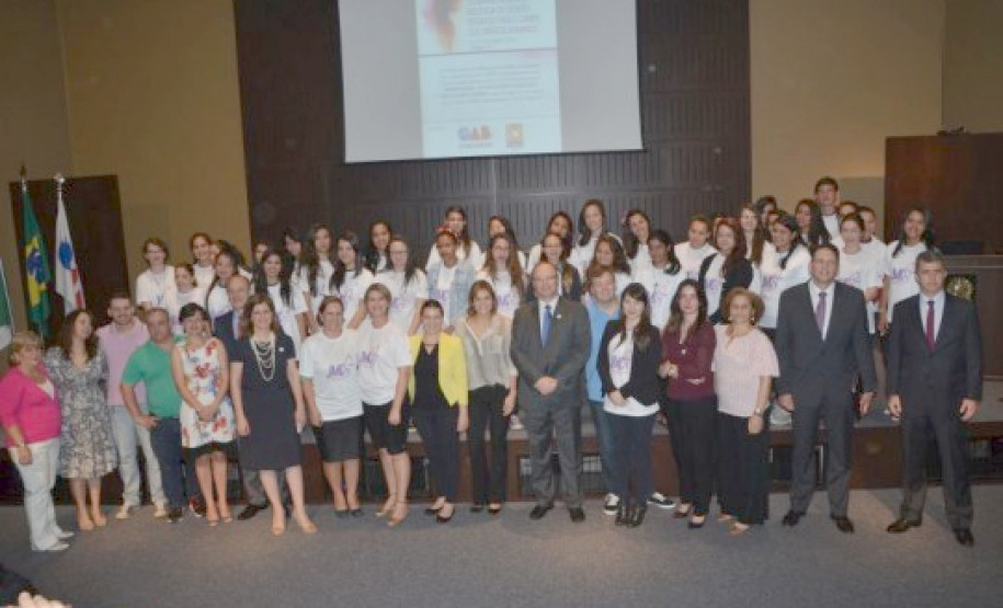 Representantes da Ordem dos Advogados do Brasil (OAB), Ministério Público (MP), Secretaria da Educação do Paraná (SEED) e pesquisadores iniciaram, na quinta-feira (15), a campanha de conscientização contra a violência de gênero. O Seminário Regional Violência de Gênero: Desafios para o campo dos Direitos Humanos foi realizado na sede da OAB-PR, em Curitiba. A superintendente da Educação, Fabiana Campos, representou a SEED no seminário.