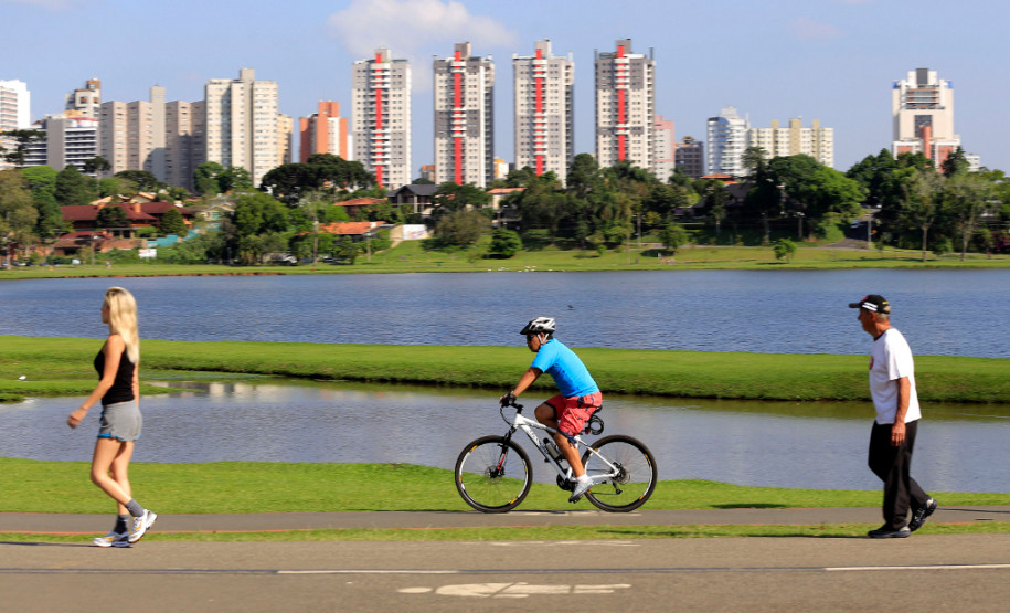 Relógios devem ser adiantados em uma hora, à meia-noite de sábado, deixando o domingo com 23 horas de duração.