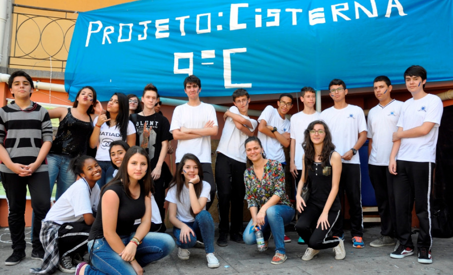 O tema foi escolhido para conscientizar os estudantes e comunidade sobre a escassez de água própria para o consumo humano.