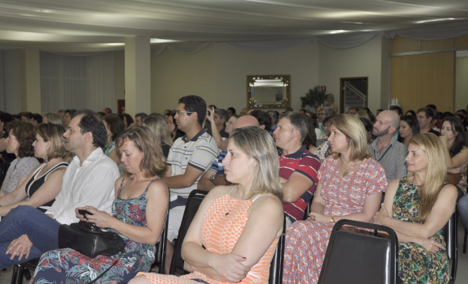 A melhoria da qualidade de ensino ofertado aos cerca de cinco mil estudantes dos colégios estaduais agrícolas e no colégio estadual florestal é tema do Simpósio Eixo Tecnológico Recursos Naturais, promovido pela Secretaria de Estado da Educação. O evento começou nesta segunda-feira (19), em Foz do Iguaçu, no Oeste do Paraná e conta com a participação de 200 profissionais da educação.