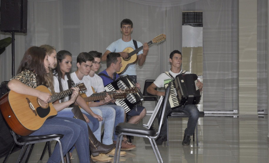 A melhoria da qualidade de ensino ofertado aos cerca de cinco mil estudantes dos colégios estaduais agrícolas e no colégio estadual florestal é tema do Simpósio Eixo Tecnológico Recursos Naturais, promovido pela Secretaria de Estado da Educação. O evento começou nesta segunda-feira (19), em Foz do Iguaçu, no Oeste do Paraná e conta com a participação de 200 profissionais da educação.