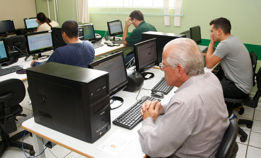 Educação aplica 13 mil provas da EJA Online A primeira etapa das provas da Educação de Jovens e Adultos (EJA) no formato online para a conclusão do Ensino Médio foi realizada nesta terça-feira (20) em 336 laboratórios de escolas estaduais em todo Estado. Mais de 13 mil provas estão sendo aplicadas simultaneamente para jovens e adultos que não concluíram o Ensino Médio na idade regular.