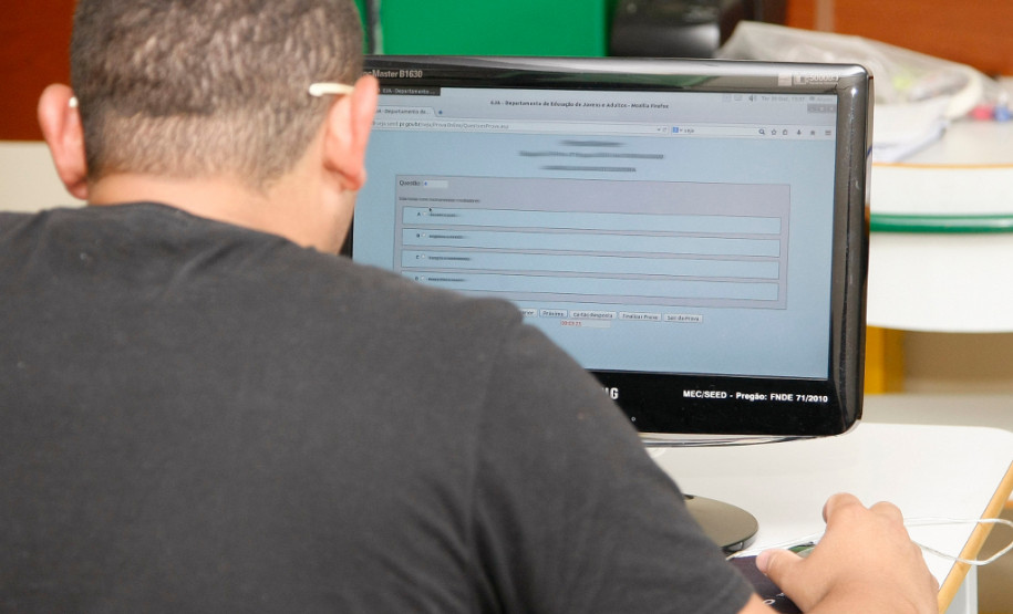 Educação aplica 13 mil provas da EJA Online A primeira etapa das provas da Educação de Jovens e Adultos (EJA) no formato online para a conclusão do Ensino Médio foi realizada nesta terça-feira (20) em 336 laboratórios de escolas estaduais em todo Estado. Mais de 13 mil provas estão sendo aplicadas simultaneamente para jovens e adultos que não concluíram o Ensino Médio na idade regular.