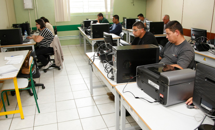 Educação aplica 13 mil provas da EJA Online A primeira etapa das provas da Educação de Jovens e Adultos (EJA) no formato online para a conclusão do Ensino Médio foi realizada nesta terça-feira (20) em 336 laboratórios de escolas estaduais em todo Estado. Mais de 13 mil provas estão sendo aplicadas simultaneamente para jovens e adultos que não concluíram o Ensino Médio na idade regular.