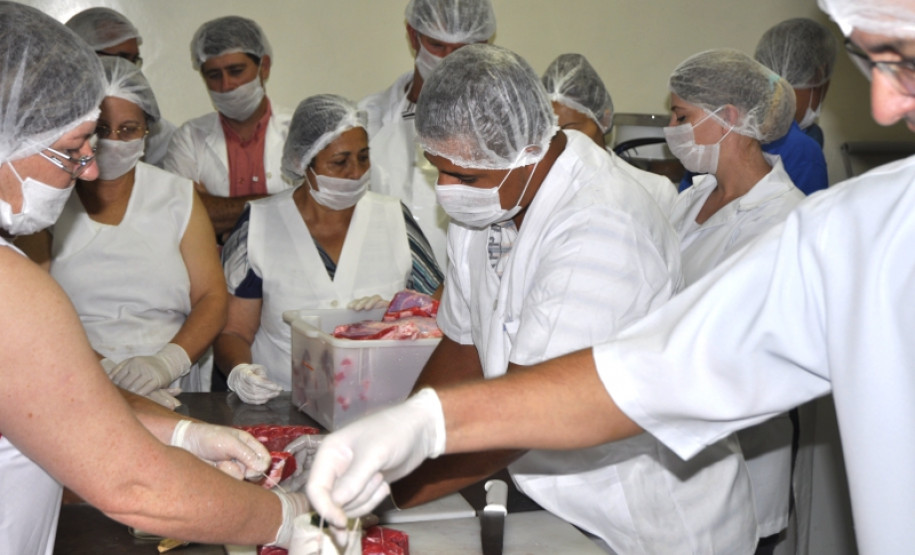 Os professores e funcionários dos colégios estaduais agrícolas aprendem na prática a produção de embutidos, carnes defumado, frutas e condimentos desidratados. A atividade é uma das oficinas realizadas no Simpósio: Eixo Tecnológico Recursos Naturais promovido pela Secretaria de Estado da Educação que se encerra nesta sexta-feira (23), em Foz do Iguaçu, Oeste do Paraná.