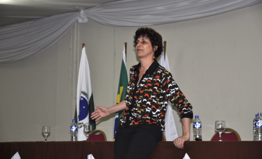 A oficina incentiva o desenvolvimento de atividades da agroindústria nos colégios agrícolas. “Precisamos assegurar as condições de aprendizagem dos nossos alunos. A formação dos professores e funcionários garante que os alunos complementem nos colégios a teoria que recebem dos conteúdos das disciplinas”, explicou a coordenadora de Processos e Projetos do Departamento de Educação e Trabalho, Laurita Menjon.