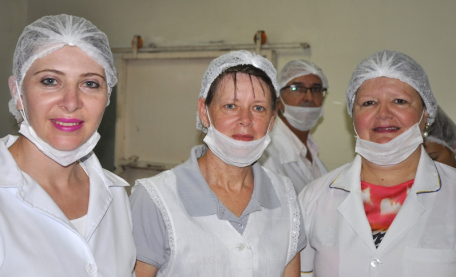 Maria de Lourdes Sav (centro) é funcionária do Colégio Agrícola Estadual Getúlio Vargas, em Palmeira, há 24 anos e participa pela primeira vez de um curso de formação com atividades práticas. “Estou adorando. É um aprendizado para nós e vamos poder auxiliar no aprendizado dos alunos. E o que os alunos produzirem ainda pode ajudar na manutenção do colégio”, disse.