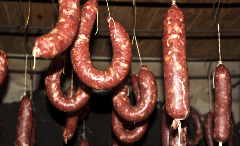 Os professores e funcionários dos colégios estaduais agrícolas aprendem na prática a produção de embutidos, carnes defumado, frutas e condimentos desidratados. A atividade é uma das oficinas realizadas no Simpósio: Eixo Tecnológico Recursos Naturais promovido pela Secretaria de Estado da Educação que se encerra nesta sexta-feira (23), em Foz do Iguaçu, Oeste do Paraná.