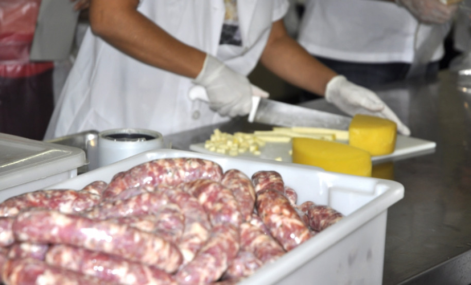 Os professores e funcionários dos colégios estaduais agrícolas aprendem na prática a produção de embutidos, carnes defumado, frutas e condimentos desidratados. A atividade é uma das oficinas realizadas no Simpósio: Eixo Tecnológico Recursos Naturais promovido pela Secretaria de Estado da Educação que se encerra nesta sexta-feira (23), em Foz do Iguaçu, Oeste do Paraná.