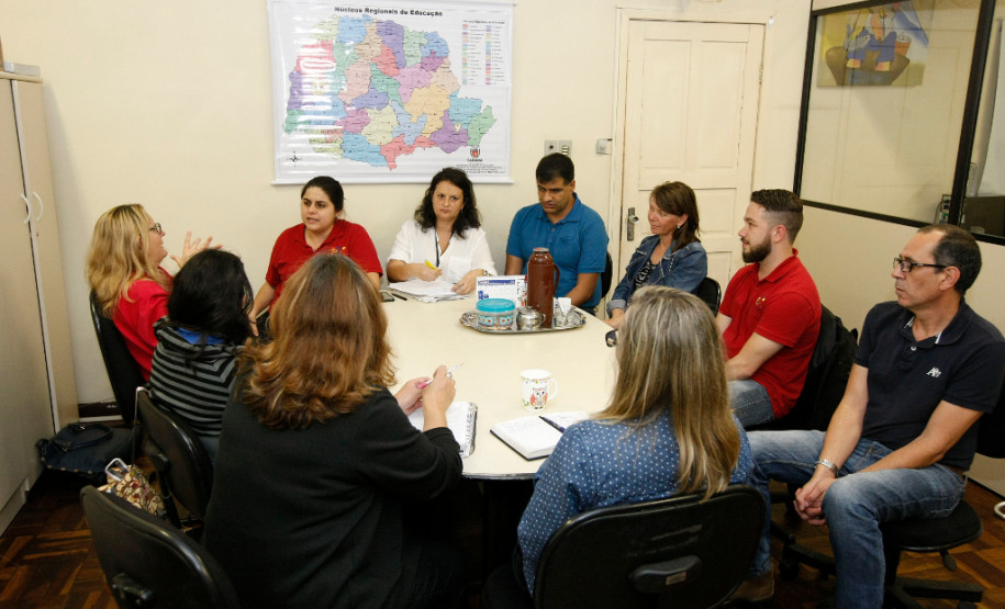Secretaria debate políticas educacionais para surdocegos A Secretaria de Estado da Educação, através do Departamento de Educação Especial (DEE), debateu nesta quinta-feira (22) a necessidade da construção de uma política educacional de fortalecimento do atendimento ofertado a estes estudantes. Participaram profissionais surdos, cegos, surdocegos e pesquisadores da educação de estudante surdocego. A reunião foi realizada na Secretaria da Educação, em Curitiba.